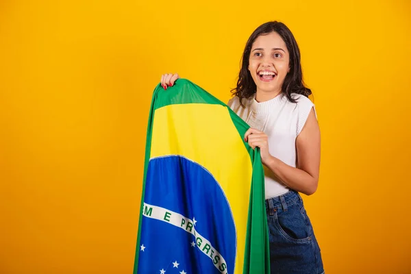 Bella Donna Brasiliana Che Celebra Con Bandiera Brasiliana — Foto Stock