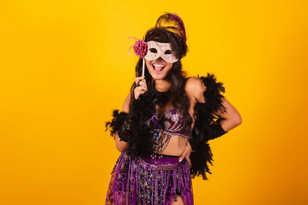 Mulher Brasileira Vestindo Roupas Carnaval Segurando Máscara Carnaval — Fotografia de Stock