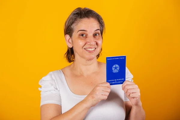 大人のブラジル人女性 仕事と社会保障カード 正式な仕事のためのブラジルの文書を保持 — ストック写真