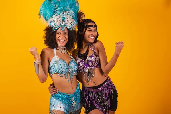 Twee Braziliaanse Vriendinnen Carnavalskleding Viering — Stockfoto