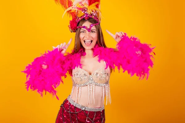 Krásná Blondýnka Brazilka Královnou Oblečení Školy Samba Karneval Koruna Peří — Stock fotografie