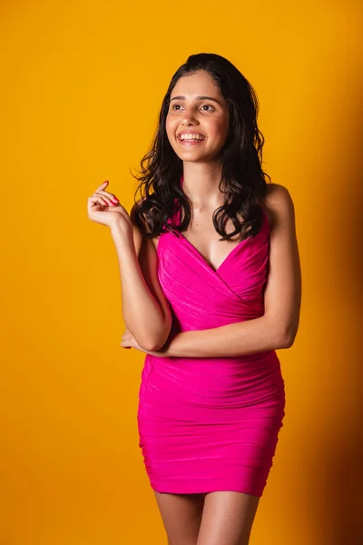 Brazylijka Różowej Sukience Żółtym Tle Fotograficznym Zdjęcie Pozowanie Zdjęciu Pionowym — Zdjęcie stockowe