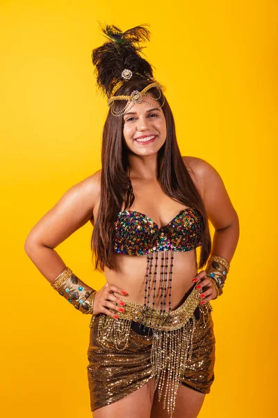 Piękna Brazylijka Karnawałowych Ubraniach Uśmiechnięta Rękami Biodrach — Zdjęcie stockowe