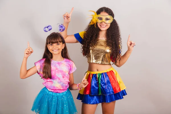 Zwei Befreundete Brasilianerinnen Karnevalskleidung Tanzen — Stockfoto