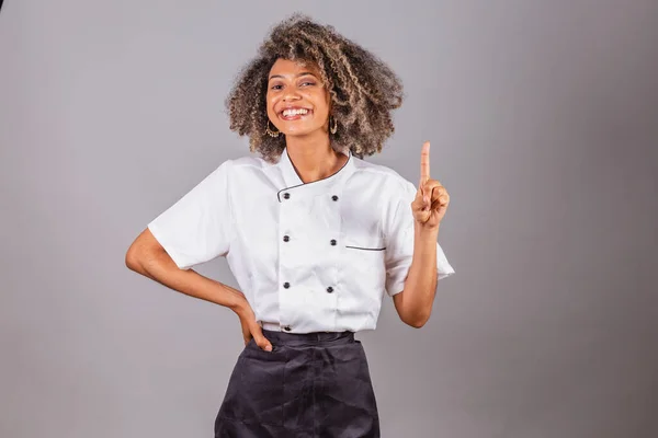 Genç Siyah Brezilyalı Kadın Aşçı Şef Restoran Üniforması Giyiyor Fikirleri — Stok fotoğraf