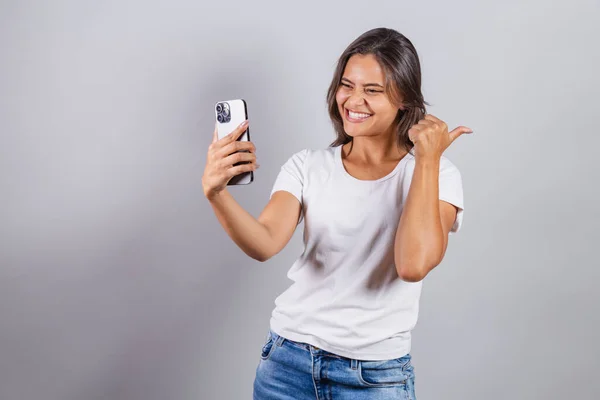 Braziliaanse Vrouw Met Smartphone Vieren Kijken Naar Iets — Stockfoto
