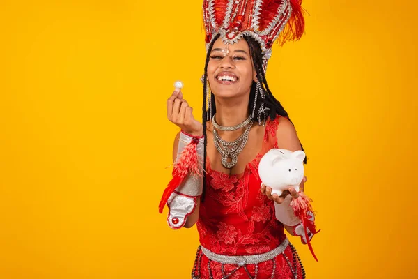Schöne Schwarze Brasilianerin Mit Roter Karnevalskleidung Sparschwein Und Münze Der — Stockfoto