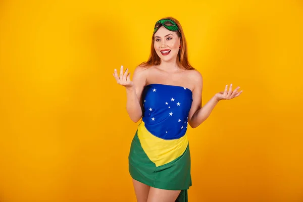 Красива Бразильська Руда Карнавальним Одягом Зробленим Бразильським Прапором Запрошує Руками — стокове фото