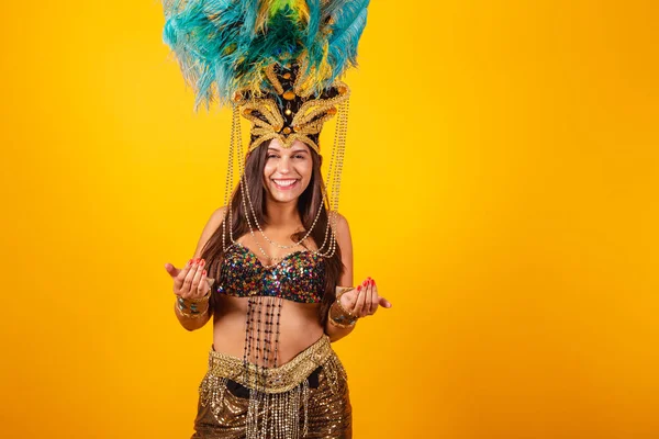 身穿金色狂欢节服装 头戴狂欢节舞蹈羽冠的美丽的巴西女人 手拉手邀请 — 图库照片