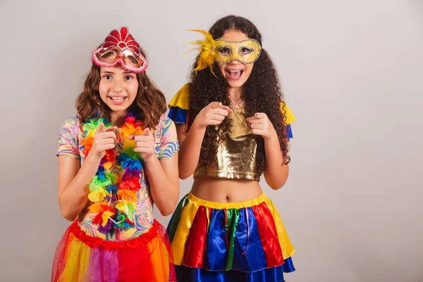Brasilianische Freundinnen Karnevalskleidung Zeigt Auf Kamera — Stockfoto