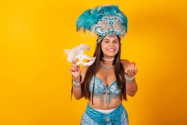 Schöne Brasilianerin Blau Weißer Karnevalskleidung Mit Federkrone Und Maske Die — Stockfoto
