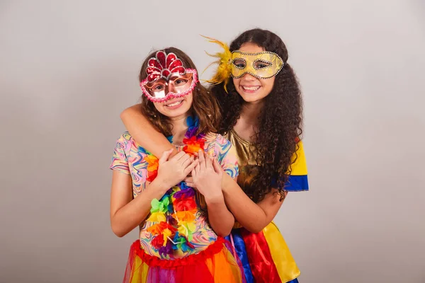 Braziliaanse Vriendinnen Gekleed Carnavalskleren Knuffelen Glimlachen Camera Vriendschap — Stockfoto
