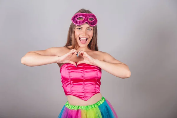 Mulher Loira Brasileira Vestida Com Roupas Carnaval Rosa Usando Rímel — Fotografia de Stock