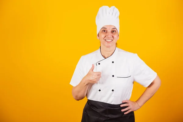 Dorosła Brazylijka Szef Kuchni Mistrz Gastronomii Gotować Kciuk Górę Pozytywny — Zdjęcie stockowe