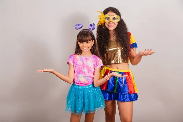 Duas Amigas Brasileiras Vestidas Com Roupas Carnaval Braços Abertos Bem — Fotografia de Stock