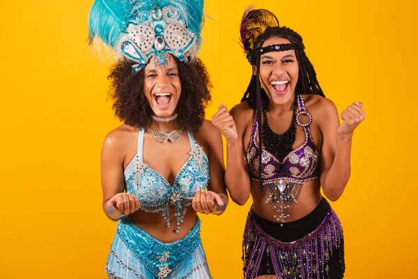 Twee Braziliaanse Vriendinnen Carnavalskleding Vieren — Stockfoto