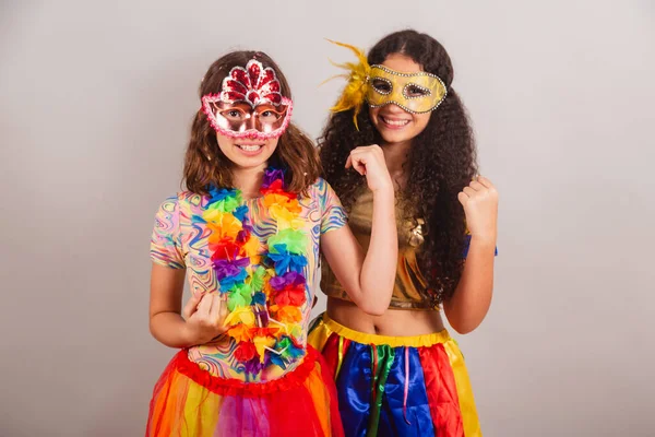 Brazilské Přítelkyně Oblečené Karnevalových Šatech Přátelství Oslava — Stock fotografie