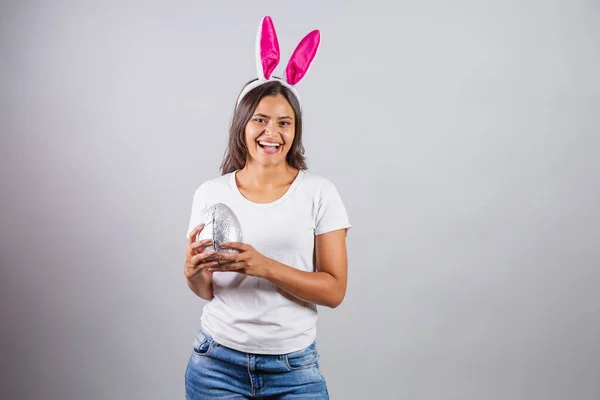 Mujer Brasileña Con Orejas Conejo Pascua Sonriendo Felizmente Sosteniendo Huevo — Foto de Stock