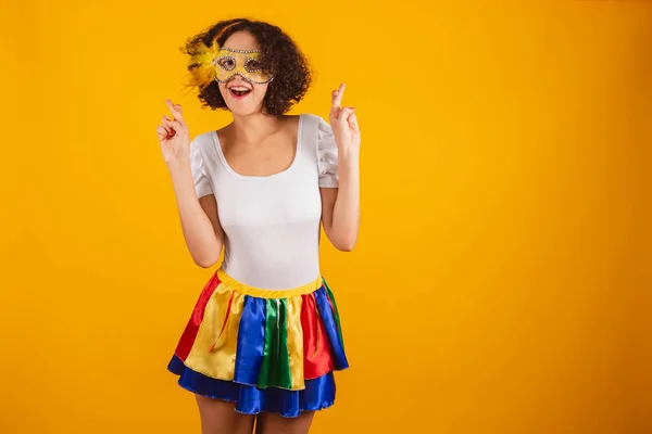Schöne Brasilianerin Karnevalskleidung Buntem Rock Und Weißem Hemd Daumen Drücken — Stockfoto