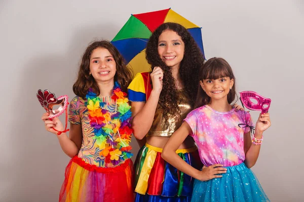 Βραζιλιάνες Φίλες Ντυμένες Ρούχα Καρναβαλιού Χαμογελώντας Για Φωτογραφία — Φωτογραφία Αρχείου