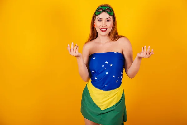 Красивая Бразильская Рыжая Карнавальной Одеждой Бразильского Флага Приглашающая Руками — стоковое фото