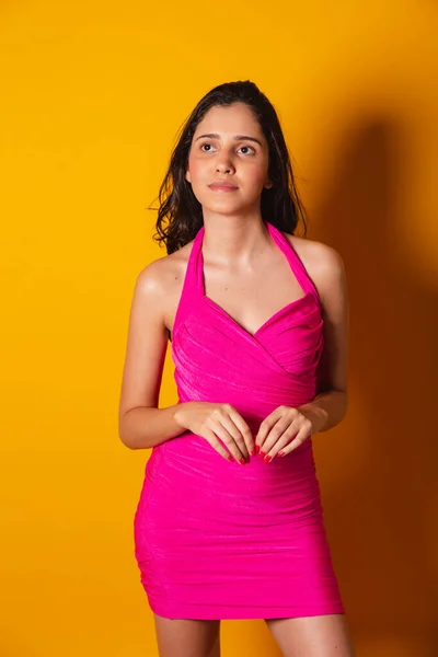Бразильська Жінка Рожевою Сукнею Жовтому Фотофоні Фотографія Вертикальному Фоні — стокове фото