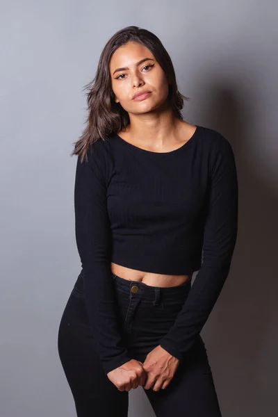 黒いシャツの美しいブラジル人女性の写真 — ストック写真