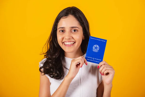 Bela Mulher Brasileira Segurando Cartão Trabalho — Fotografia de Stock