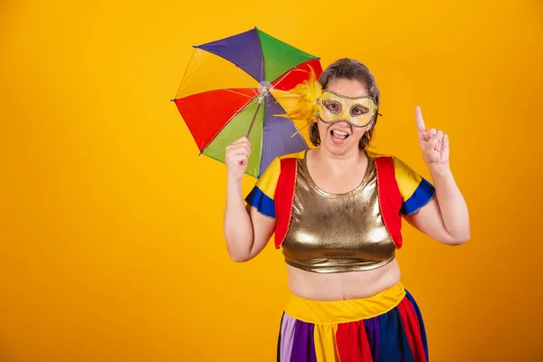 Braziliaanse Volwassen Vrouw Met Carnavalskleding Frevo Kleurrijke Paraplu Dansen Feesten — Stockfoto