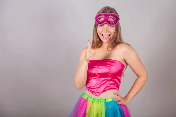 身穿粉色狂欢节服装的巴西金发女人 像标志 肯定的 — 图库照片