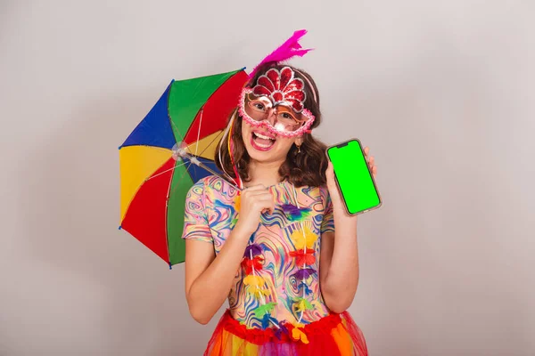 Braziliaans Kind Meisje Draagt Carnavalskleren Toon Smartphone Groen Chroma Scherm — Stockfoto