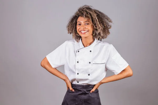 Junge Schwarze Brasilianerin Köchin Meisterköchin Trägt Restaurantuniform Hände Auf Den — Stockfoto
