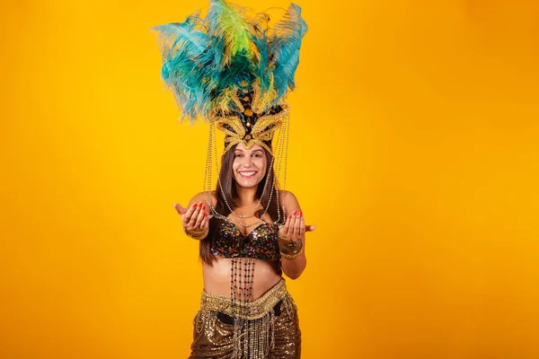 Piękna Brazylijka Złotych Strojach Karnawałowych Ubrana Pióro Tancerki Karnawałowej Zapraszanie — Zdjęcie stockowe