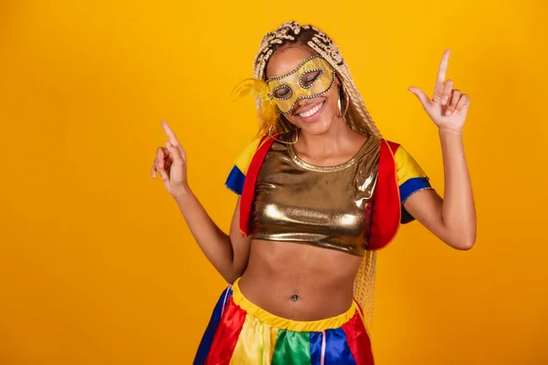 Beautiful Black Brazilian Woman Dressed Carnival Clothes Mask Yellow Background — Stock Photo, Image