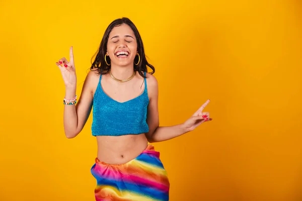 Karnaval Kıyafetleri Içinde Gülümseyen Dans Eden Güzel Brezilyalı Kadın — Stok fotoğraf