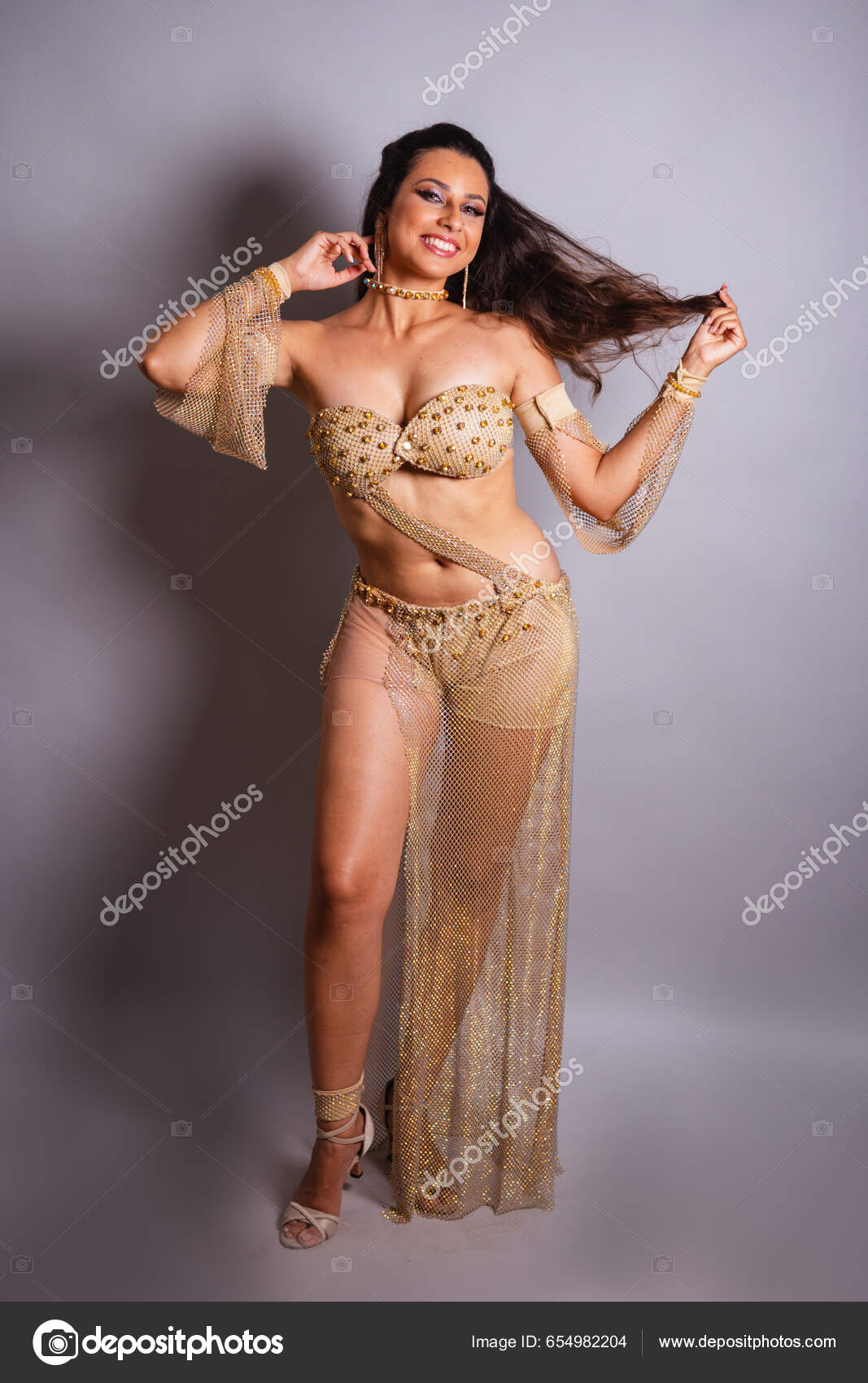Une Femme En Costume De Danse Du Ventre Posant