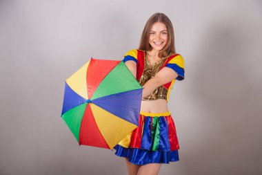 Brezilyalı sarışın kadın frevo kıyafetler giymiş, karnaval. Renkli frevo şemsiyeli. dans etmek.