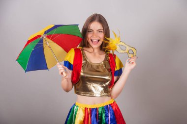 Brezilyalı sarışın kadın frevo kıyafetler giymiş, karnaval. Frevo şemsiyeli. Karnavalın maskesi