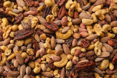 Bir yığın cevizin, kaju fıstığının, Brezilya fıstığının, fıstığın ve diğerlerinin yakın plan fotoğrafı..