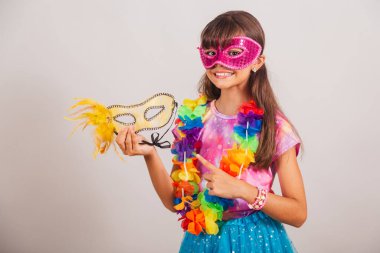 Brezilya 'daki karnaval için giyinmiş güzel Brezilyalı bir kız. Karnaval maskesiyle, maske göstererek.