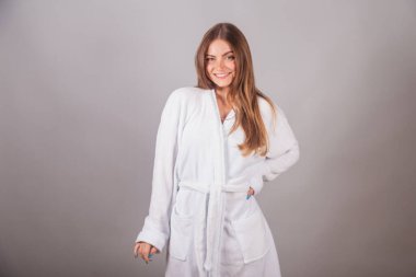 Harika saçları olan Brezilyalı sarışın kadın. Bornoz giyiyor..