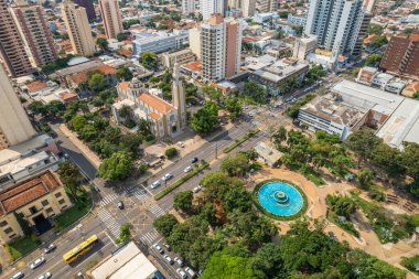 Batatais, So Paulo, Brezilya - Haziran 2022: Batatais şehri, Şehir Merkezi Meydanı ve Ana Kilise.