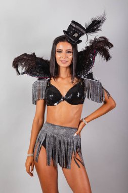 Dikey atış, yarı vücut, karnaval kıyafetleri içindeki güzel Brezilyalı kadın. Fotoğraf için poz.