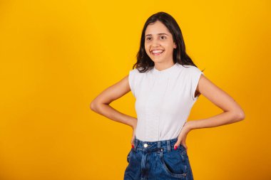 Elleri kalçasında Brezilyalı bir kadın..