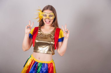 Brezilyalı sarışın kadın, açık renk kıyafetler, karnaval maskesi, barış ve aşk..