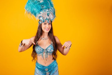 Samba okulundan, karnavaldan kraliçe elbiseli güzel Brezilyalı kadın. Tüylü taç, sadece