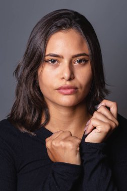 Siyah gömlekli güzel Brezilyalı kadın, fotoşop..