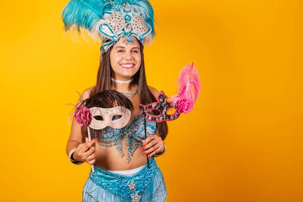 Schöne Brasilianerin Blau Weißer Karnevalskleidung Mit Federkrone Und Karnevalsmasken — Stockfoto