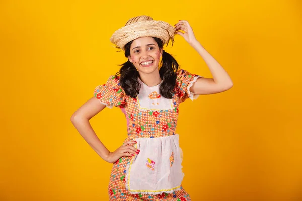 Schöne Brasilianerin Juni Partykleidung Posiert Mit Der Hand Auf Dem — Stockfoto