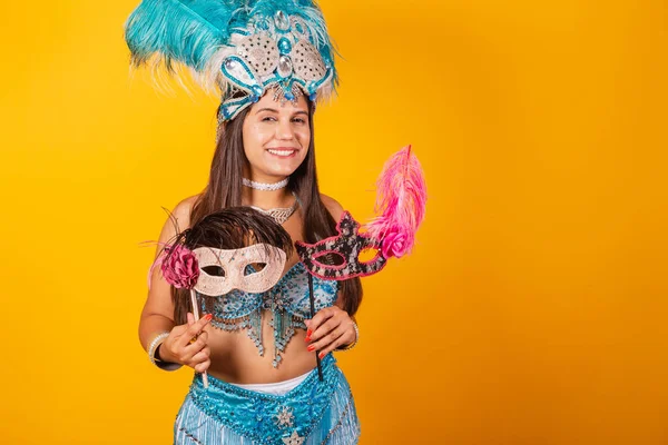 Красивая Бразильская Женщина Сине Белой Карнавальной Одежде Перьями Руках Карнавальными — стоковое фото
